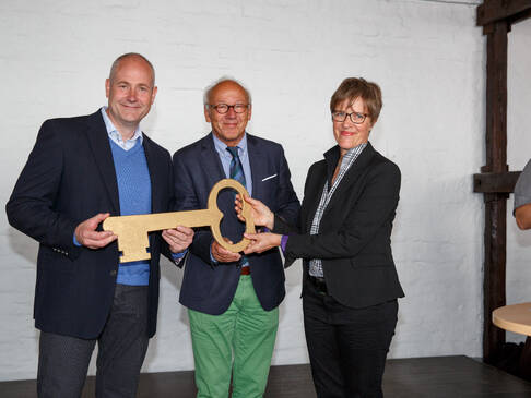 Personen mit goldenem Schlüssel.