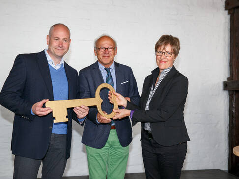 Personen mit goldenem Schlüssel.