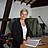 Frau schreibt in Gästebuch.