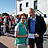 Mann und Frau mit Scheck in der Hand.