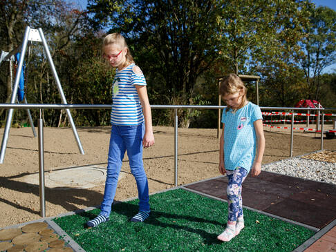 Kinder am Sinnesgarten.