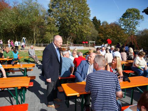 Menschen sitzen in der Sonne.