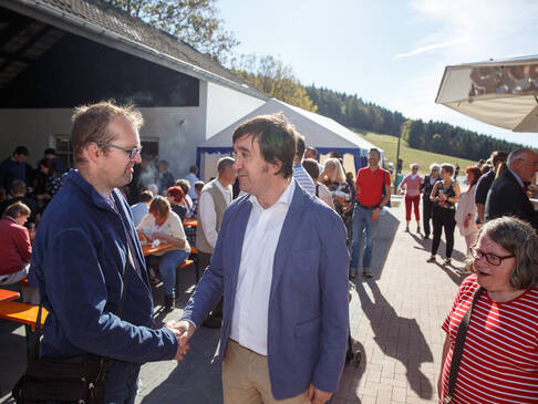 Menschen begrüßen sich.