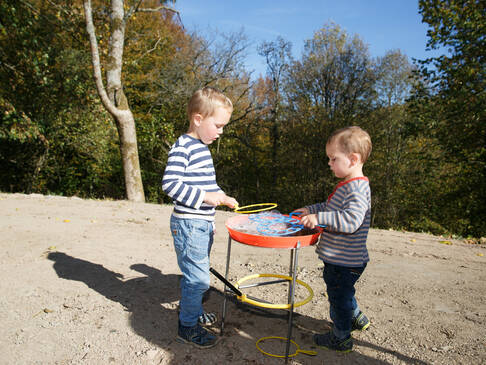 Jungs machen Seifenblasen.