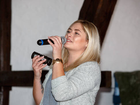 eine Frau singt.