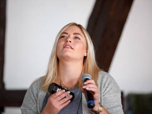 eine Frau singt.