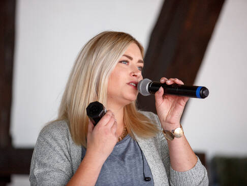 eine Frau singt.