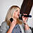 eine Frau singt.