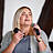 eine Frau singt.