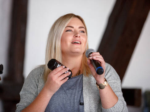 eine Frau singt.