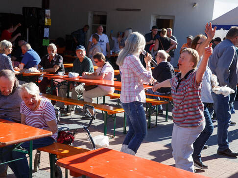 Menschen feiern ein Fest.