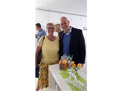 Eine Frau und ein Mann.