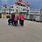 Gruppenfoto vor einem Schiff.