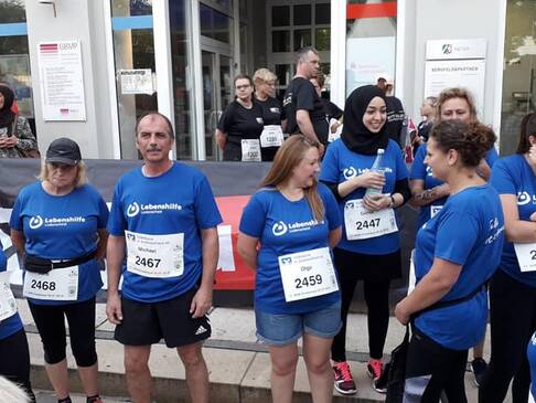 Viele Menschen in Lebenshilfe T-Shirts.