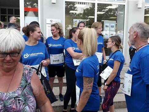Viele Menschen in Lebenshilfe T-Shirts.