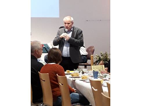 Ein Mann spricht in ein Mikrofon.
