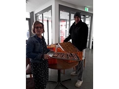 Zwei Personen mit Blechkuchen.