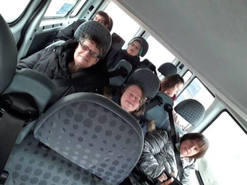 Mehrere Menschen in einem Bett.