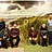 Eine Gruppe Menschen vor einem Strandbild.