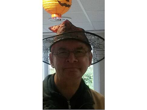 Ein Mann mit einem Hexenhut.