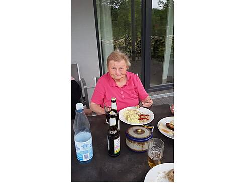 Eine Frau isst.