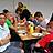 Mehrere Personen sitzen am Tisch und essen.