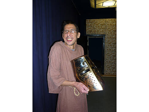 Ein Mann mit einer Rittermaske in der Hand.