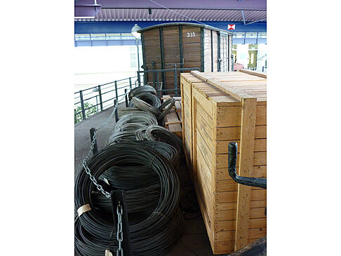 Ein offener Wagon mit Kabel und Kisten.