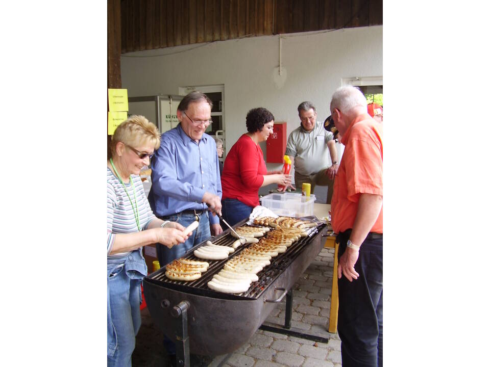 Mehrere Personen an einem Waffelstand.