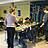Kinder packen Kartons ein.