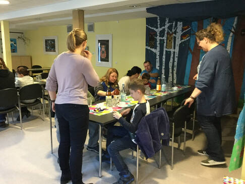 Kinder packen Kartons ein.