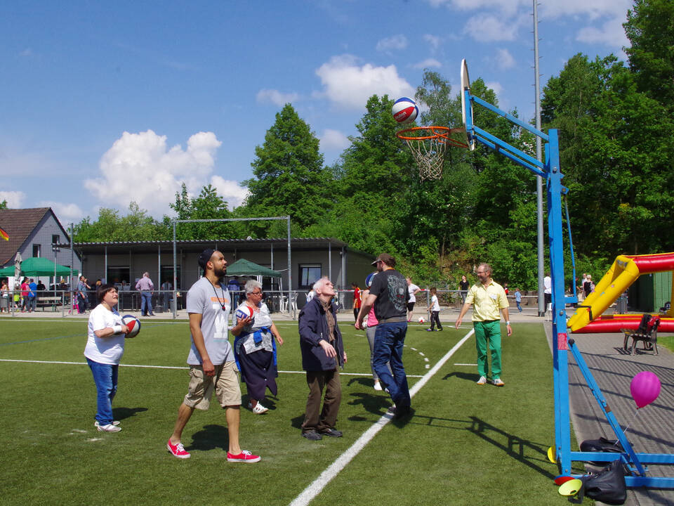 Menschengruppe auf Fussballfeld