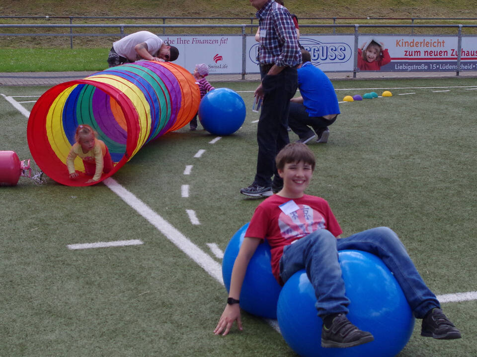 spielende Kinder auf Fussballplatz