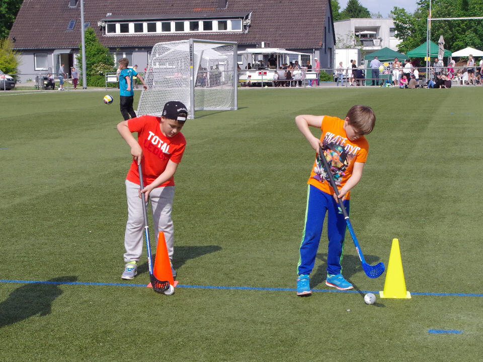 zwei Jungs spielen Rasenhockey