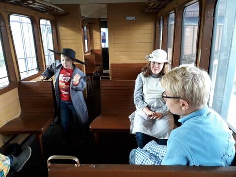 Mehrere Personen in einer Kabine eines Wagons. 
