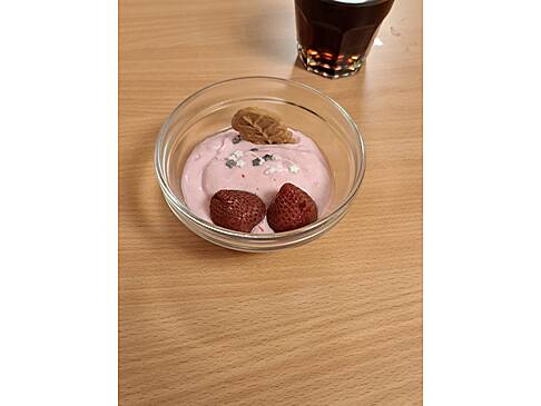 Ein Nachtisch mit Erdbeeren und Keks.