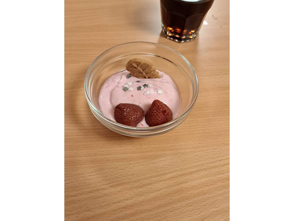 Ein Nachtisch mit Erdbeeren und Keks.