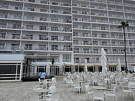 Außenansicht eines großen Hotels mit vielen Balkonen und Terrasse. Auf dem Gebäude ist der Schriftzug „Globales“ zu sehen.