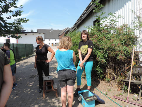 Mehrere Personen draussen bei gutem Wetter.