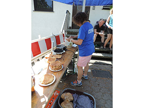 Eine Frau backt Waffeln.