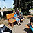 Ein Junge und ein Mann sitzen auf einer Bank in der Sonne.
