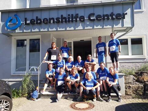 Viele Lebenshilfe Mitarbeiter in gleichen T-Shirts vor dem Lebenshilfe Center