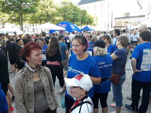 Viele Menschen sind auf einem großen Platz.
