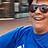 Eine Person mit Sonnenbrille lacht.