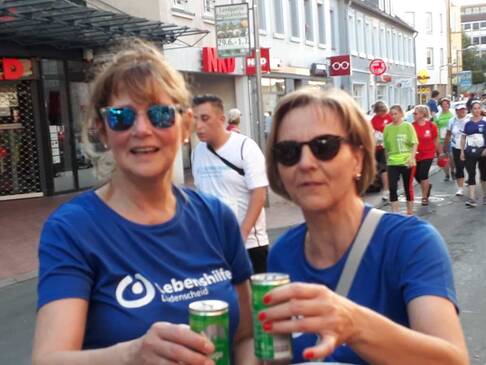 Zwei Frauen haben Getränkedosen in der Hand.