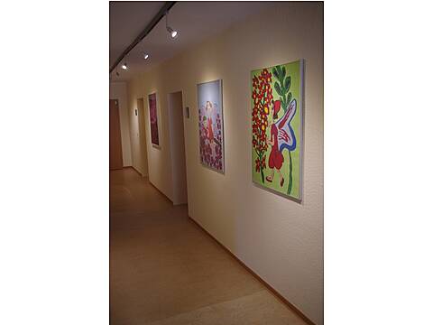 Ein Flur mit Bildern.