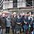 Viele Personen vor einem Haus welches gerade gebaut wird.