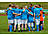 Eine Fußballmannschaft in hellblauen „Lebenshilfe Dortmund"-Trikots steht auf dem Rasen und umarmt sich gegenseitig zu einem Mannschaftskreis. Im Hintergrund sind weitere Spielerinnen und Spieler sowie Werbebanden zu sehen.