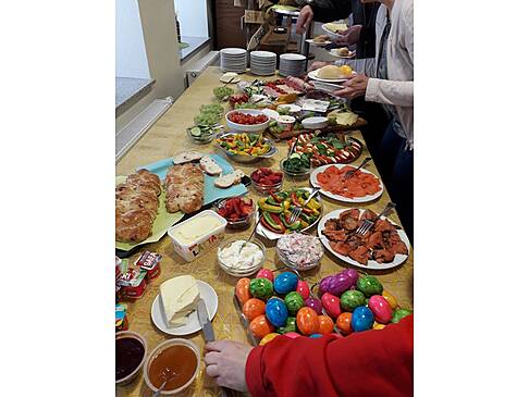 Ein Buffet mit bunten Ostereiern.