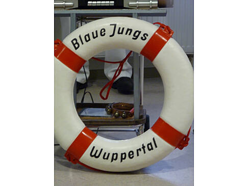 Ein rot weißer Rettungsring mit der Aufschrift blaue Jungs Wuppertal
